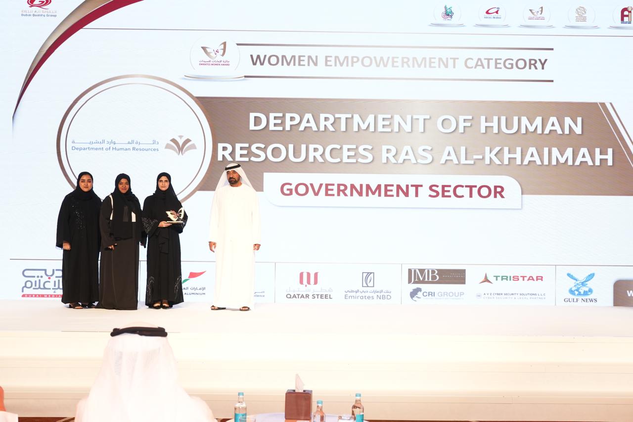 You are currently viewing دائرة الموارد البشرية في رأس الخيمة تفوز بجائزة الإمارات للسيدات لعام 2025 عن فئة تمكين المرأة